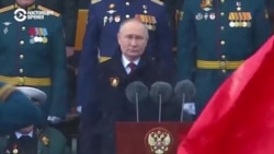 Какими "ветеранами" был окружен Путин во время парада на Красной площади 