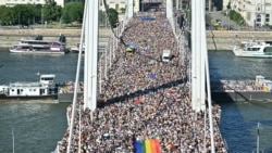 Участники прайда переходят из Буды в Пешт по мосту Эржебет. По словам организаторов марша, участие в нем приняли от 180 до 200 тысяч человек. Утверждается, что на марш приехали люди из 30 разных стран, в том числе 70 членов Европейского парламента