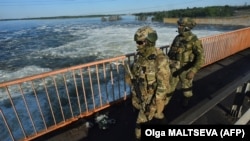 Российские военные на мосту вблизи Каховской ГЭС, май 2022 года
